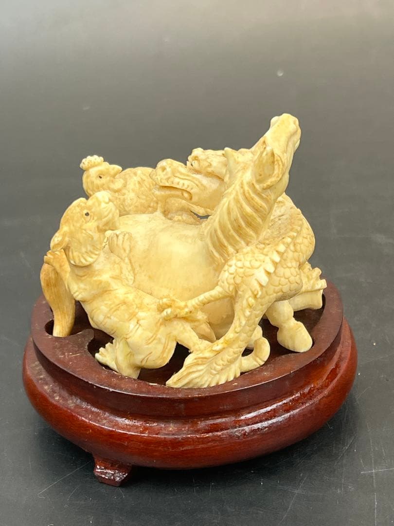 珍品　極上￼巨大根付　台付き　109g 送料込み