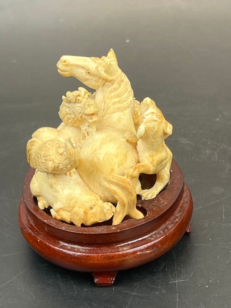 珍品　極上￼巨大根付　台付き　109g 送料込み