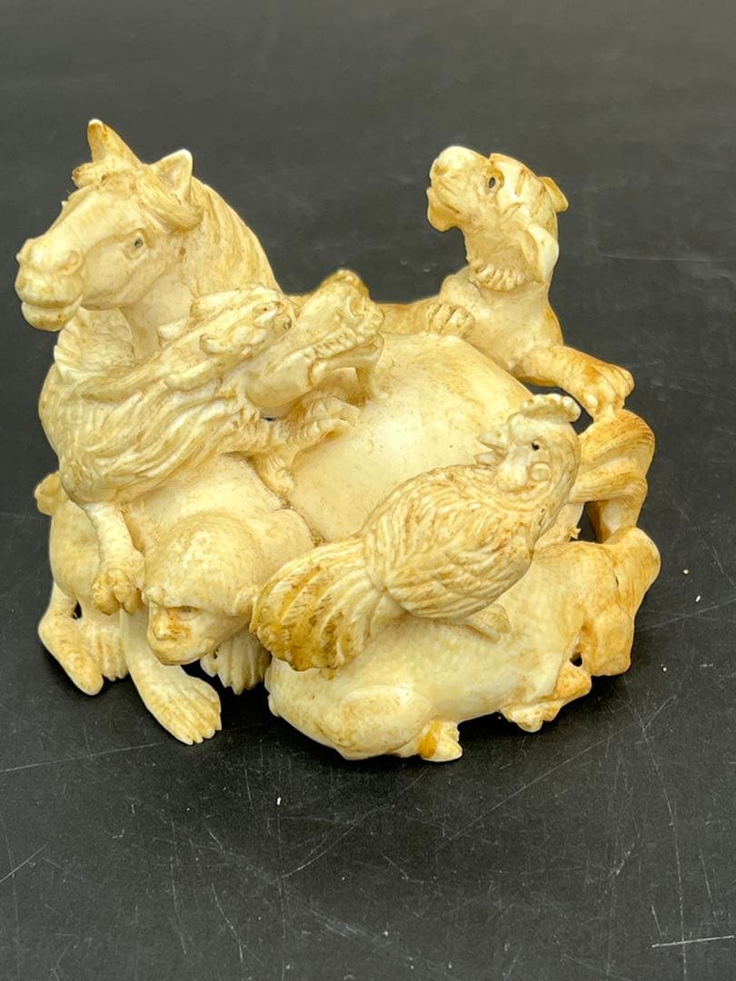 珍品　極上￼巨大根付　台付き　109g 送料込み