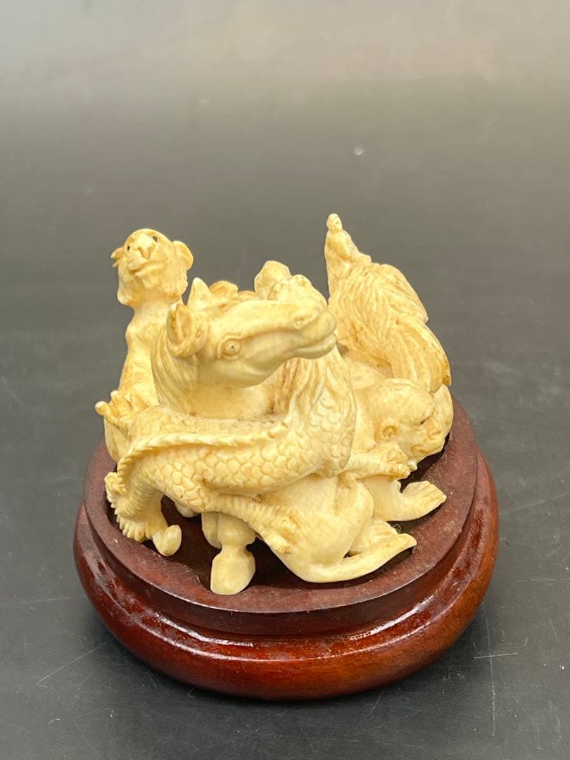 珍品　極上￼巨大根付　台付き　109g 送料込み