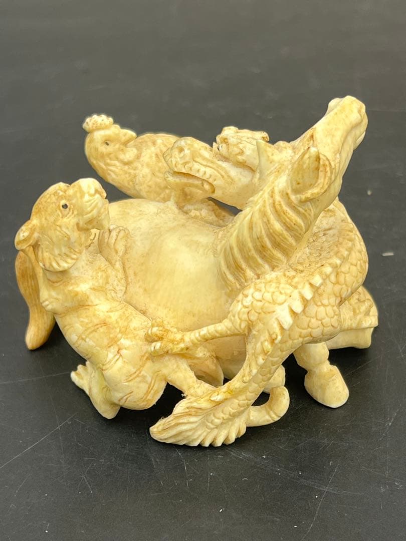 珍品　極上￼巨大根付　台付き　109g 送料込み