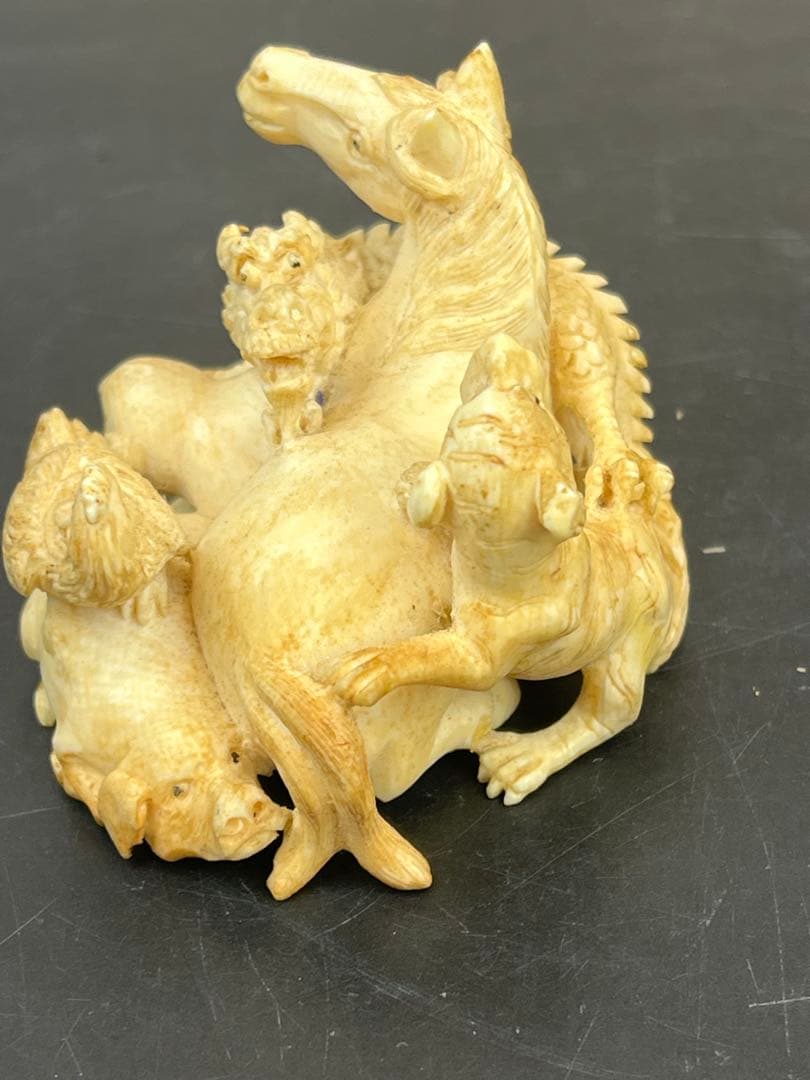 珍品　極上￼巨大根付　台付き　109g 送料込み