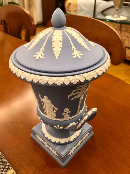 【新品、正規箱付き】ウェッジウッド　ジャスパー　トロフィー型蓋付置物　１個