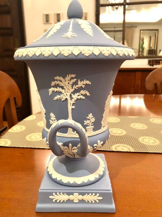 【新品、正規箱付き】ウェッジウッド　ジャスパー　トロフィー型蓋付置物　１個