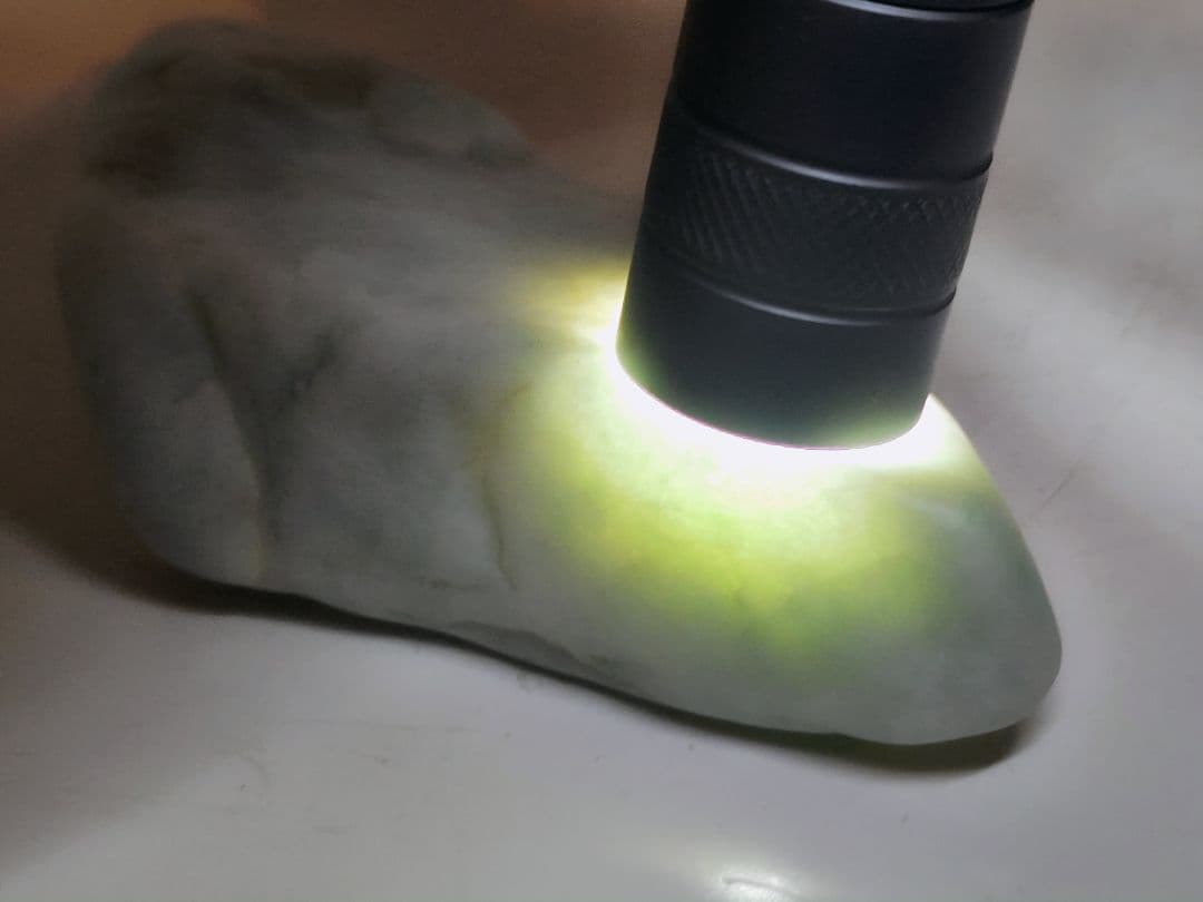 淡白緑 131g 翡翠 ヒスイ 原石 鑑賞石 自然石 誕生石 鉱物 鉱石 水石