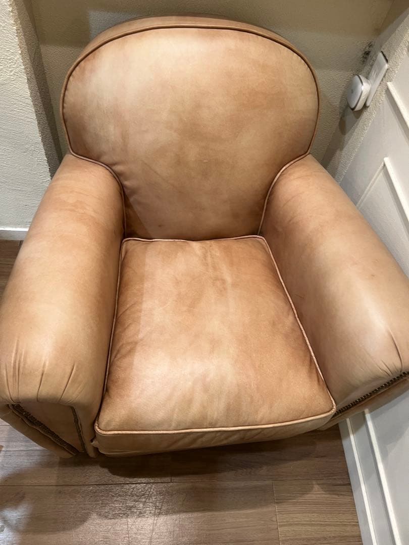 アンティーク ベージュ レザー アームチェア スタッズ付き