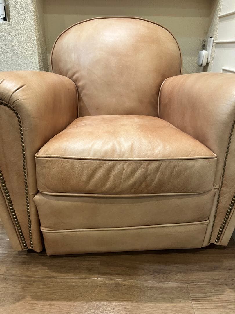 アンティーク ベージュ レザー アームチェア スタッズ付き