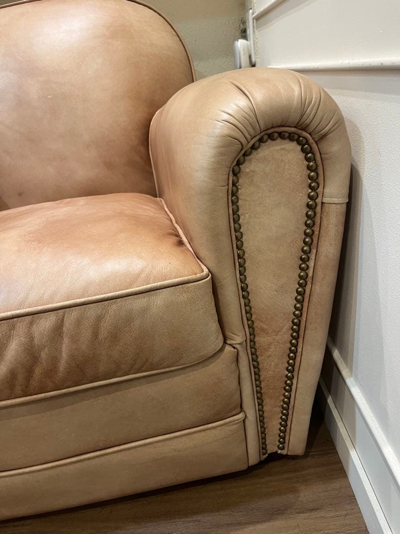 アンティーク ベージュ レザー アームチェア スタッズ付き