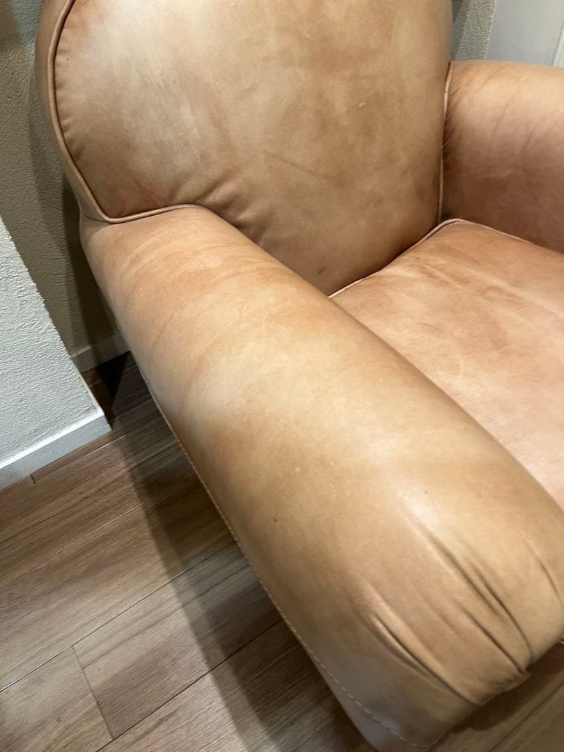 アンティーク ベージュ レザー アームチェア スタッズ付き