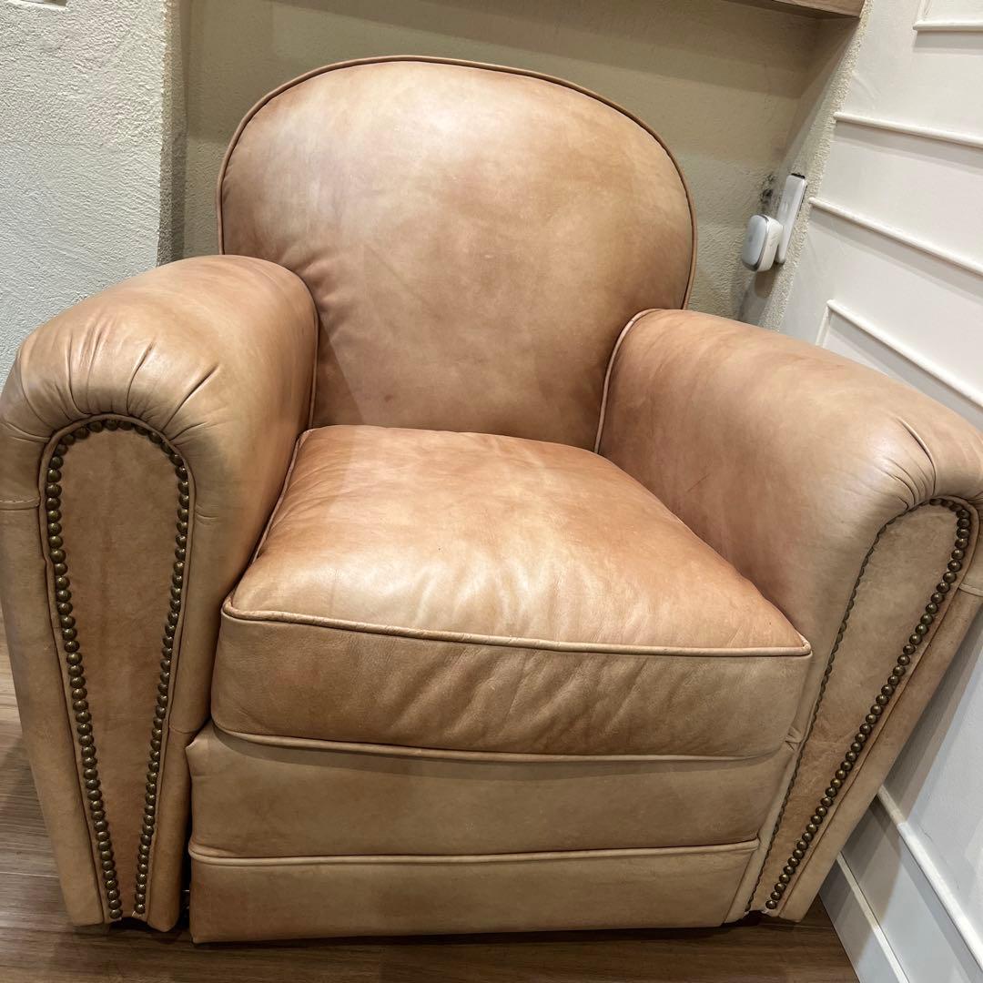 アンティーク ベージュ レザー アームチェア スタッズ付き