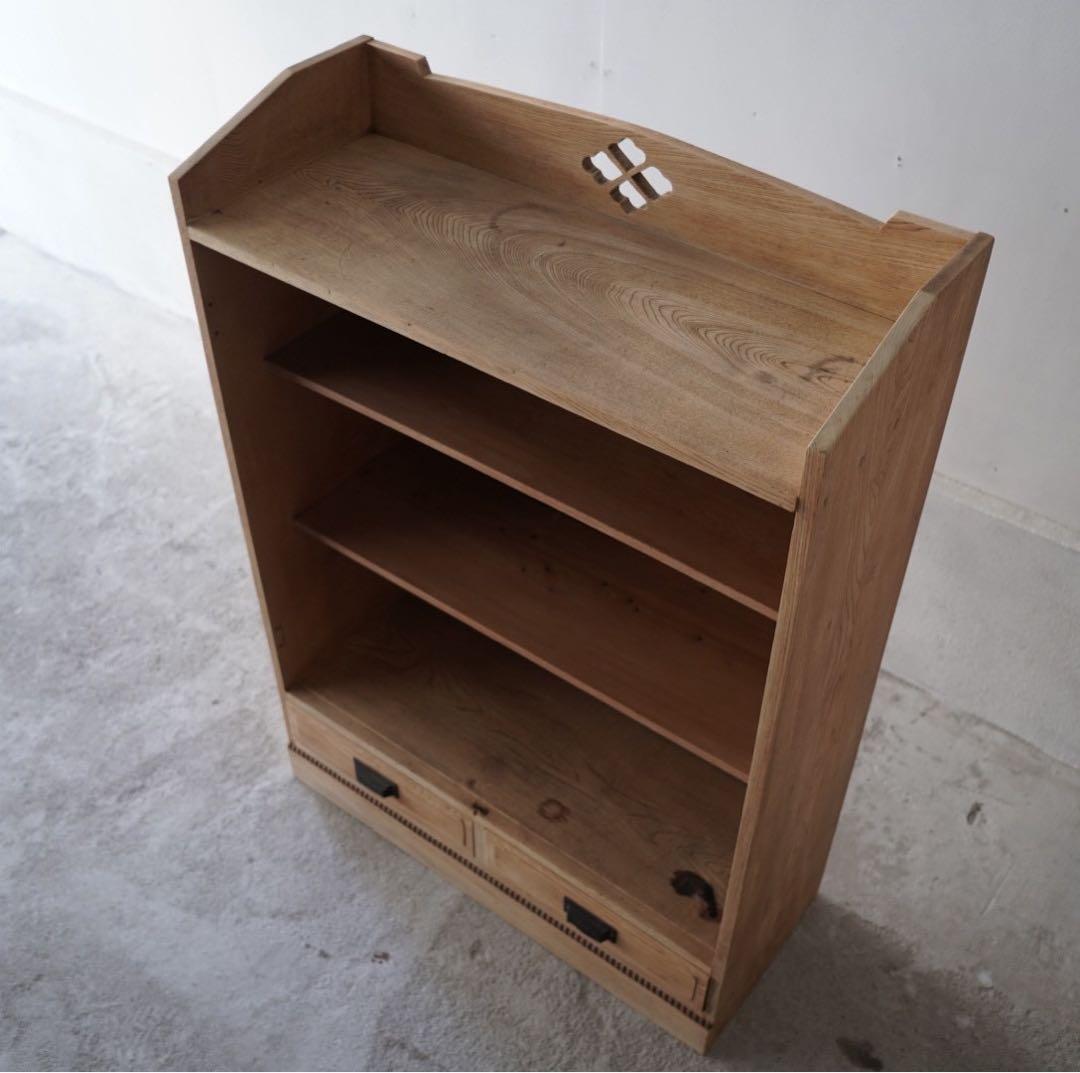引き出しのついた木製棚