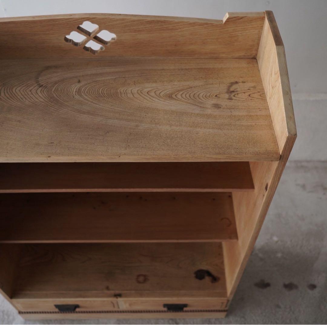 引き出しのついた木製棚