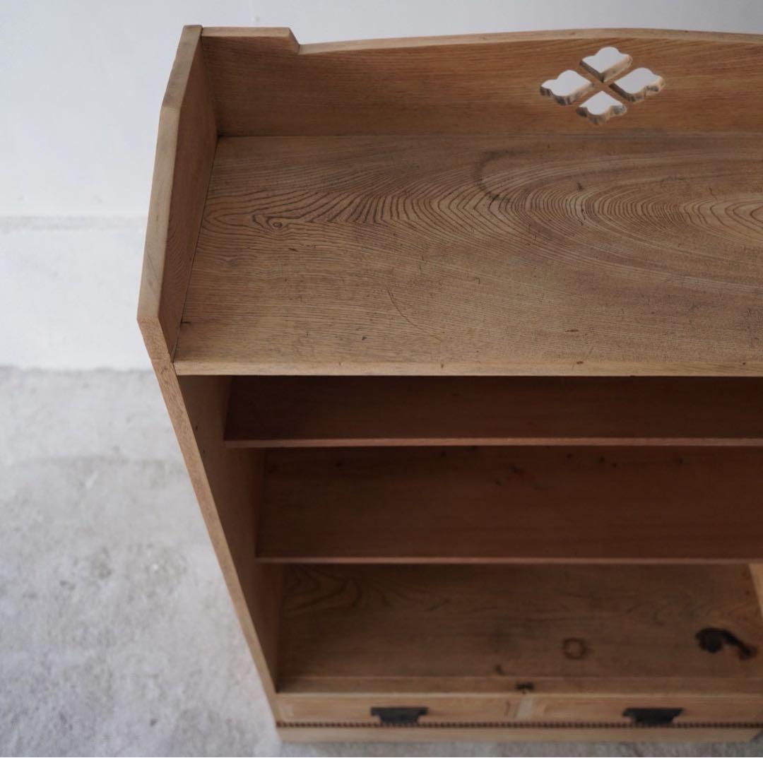 引き出しのついた木製棚
