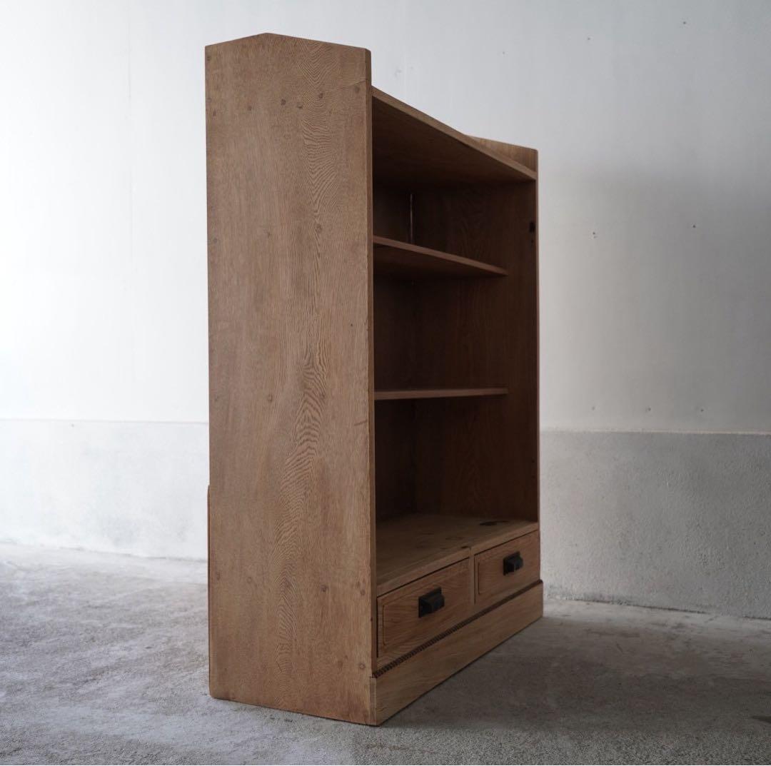 引き出しのついた木製棚