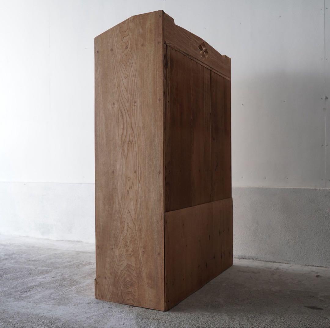 引き出しのついた木製棚