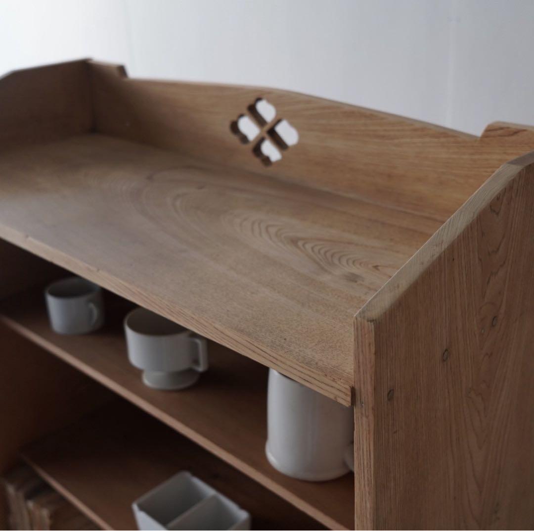 引き出しのついた木製棚