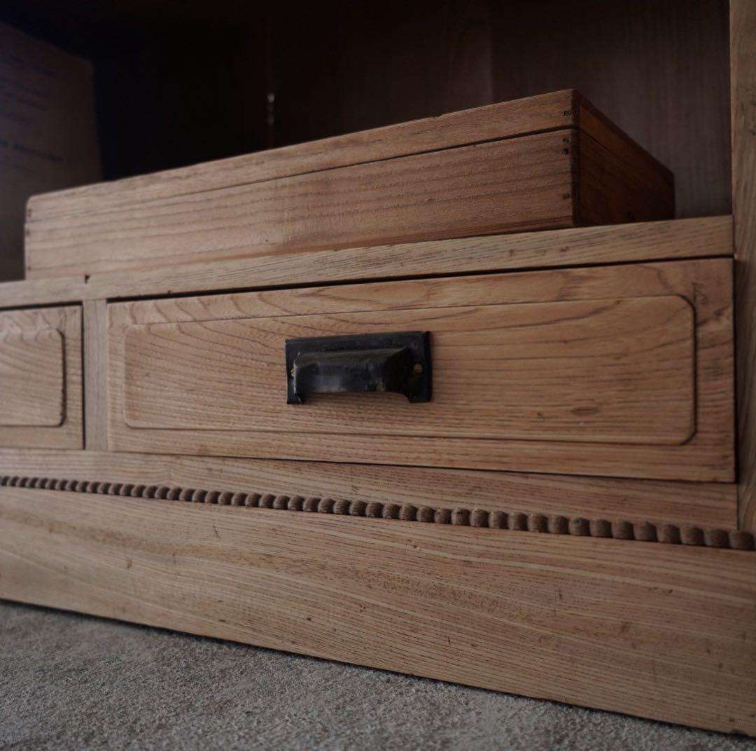 引き出しのついた木製棚