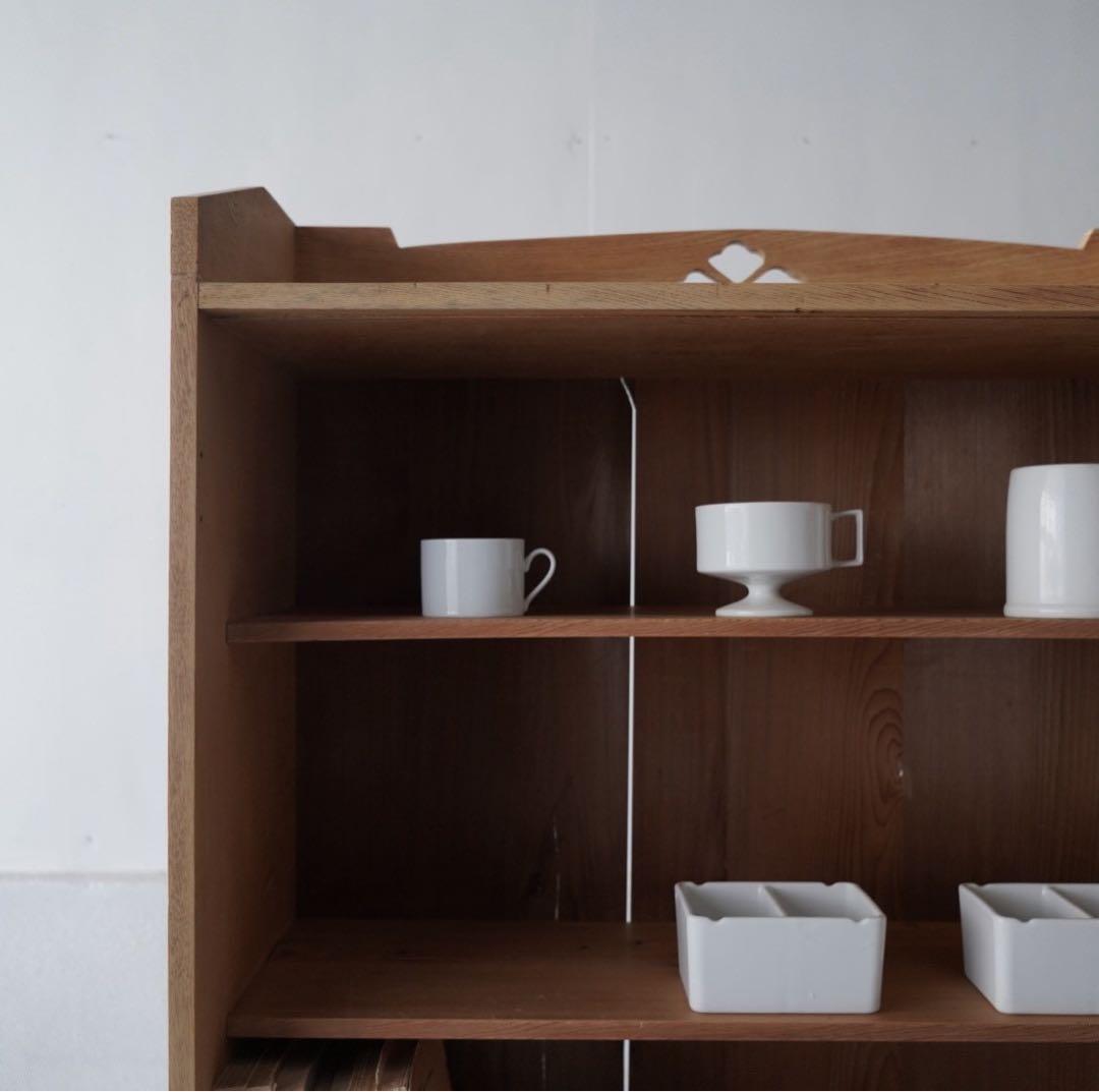 引き出しのついた木製棚