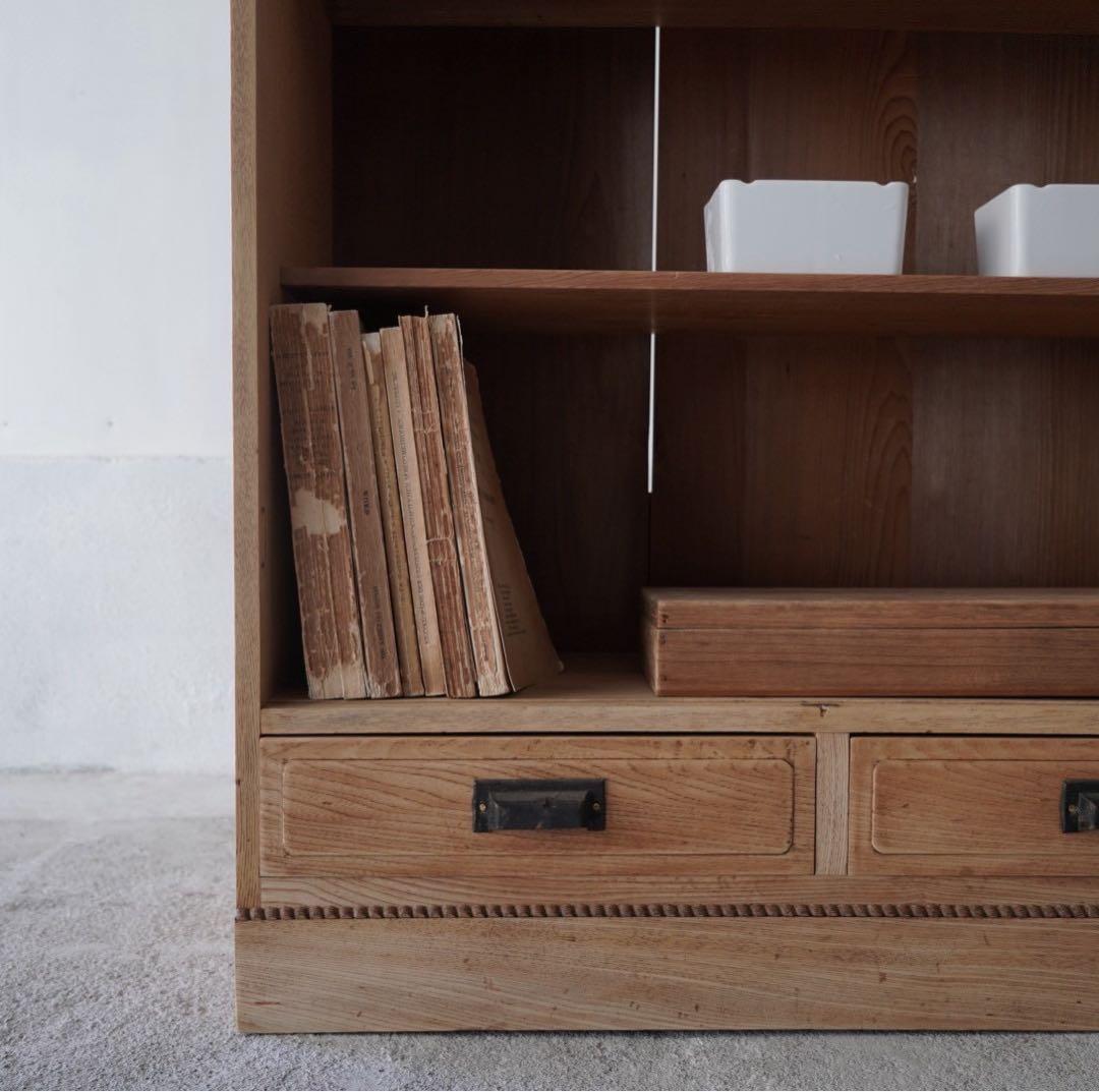 引き出しのついた木製棚