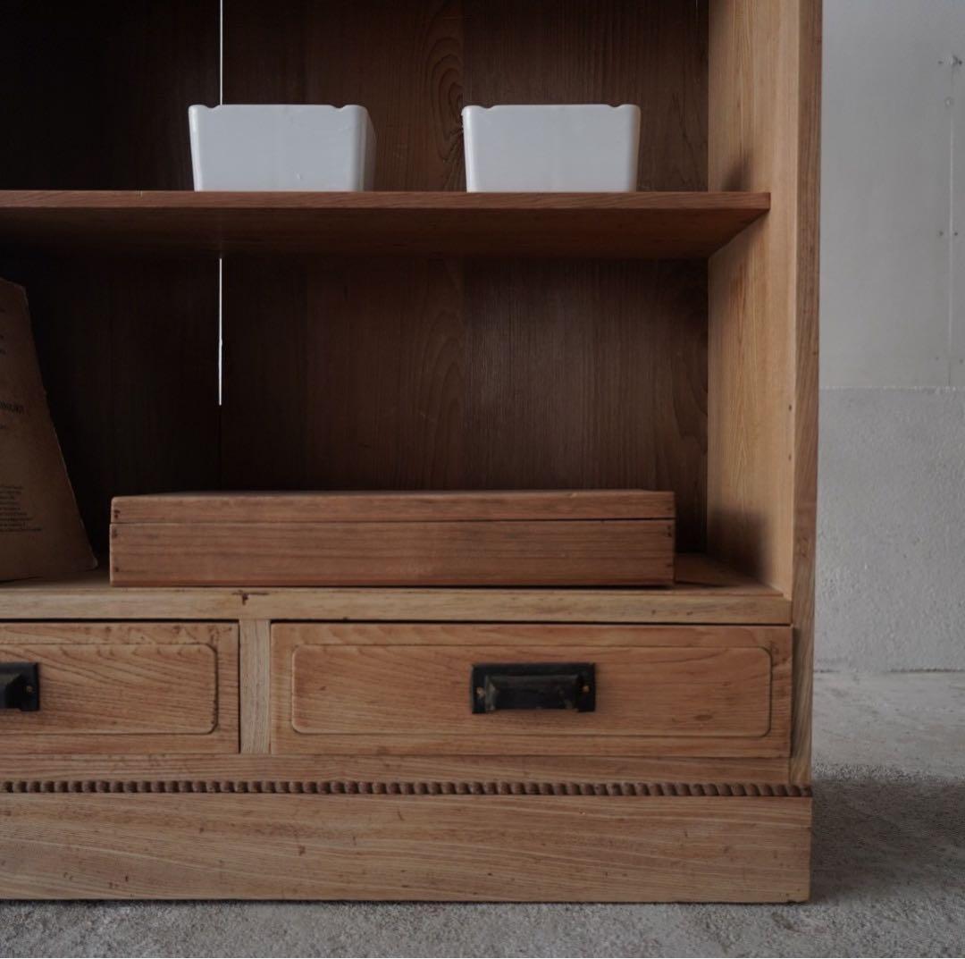 引き出しのついた木製棚