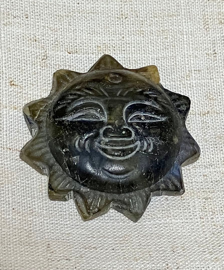 太陽の置物　天然石ラブラドライト