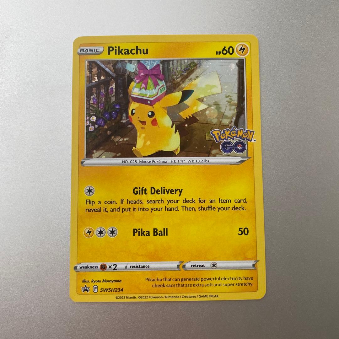 ピカチュウ 英語版ポケモンカード キラ プロモ おとどけギフト - メルカリ