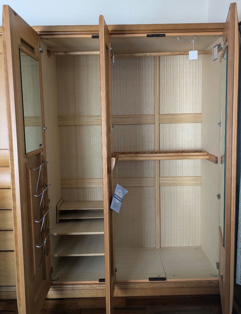 美品】府中家具 3枚扉 桐製家具 婚礼家具 洋服ダンス 洋ダンス - メルカリ