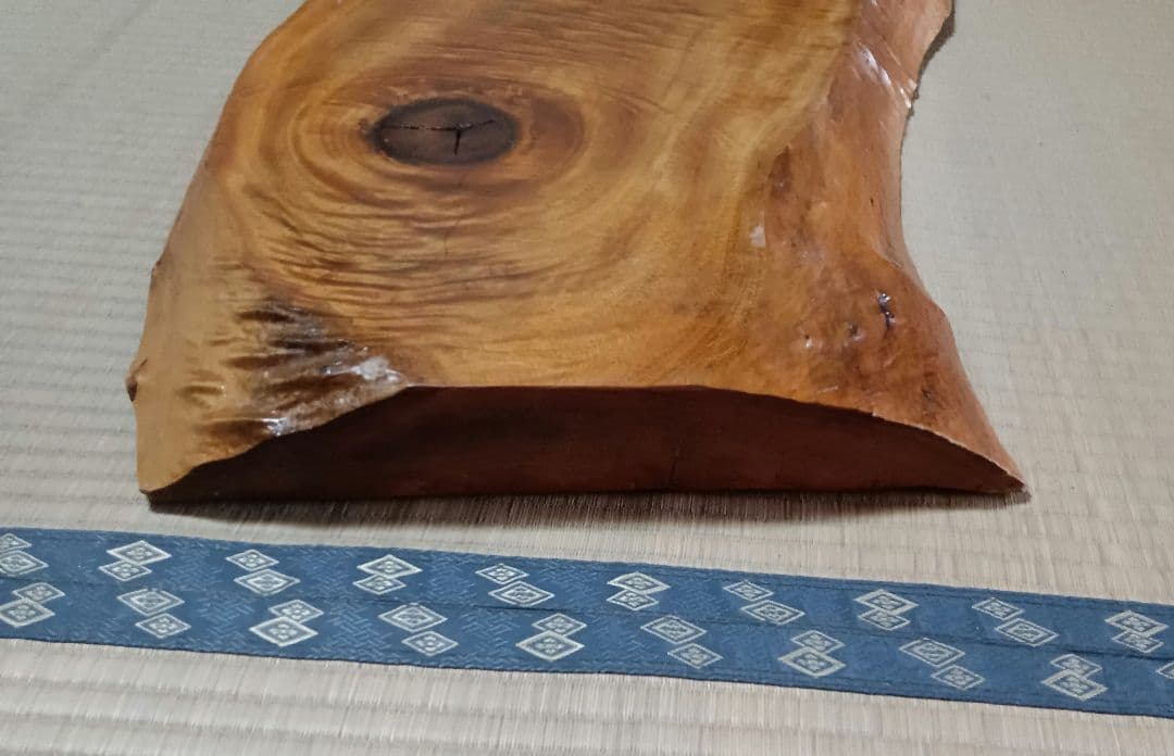 ::木製の置物 花台　下敷き　不規則な形状 約80×50cm　厚み約6cm