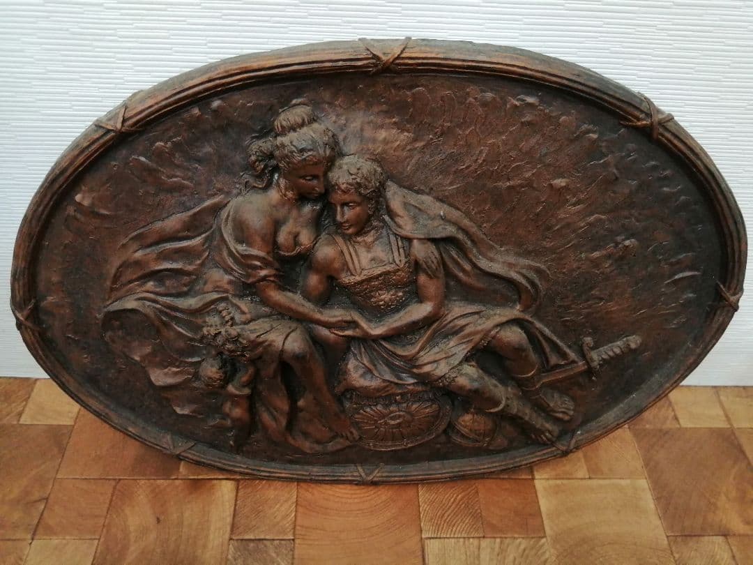 ブロンズ調 立体絵画 古典的浮彫り男女と天使像の金属製オブジェ