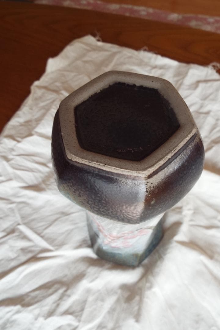 人間国宝浜田庄司の「六角捻花生 」 共箱