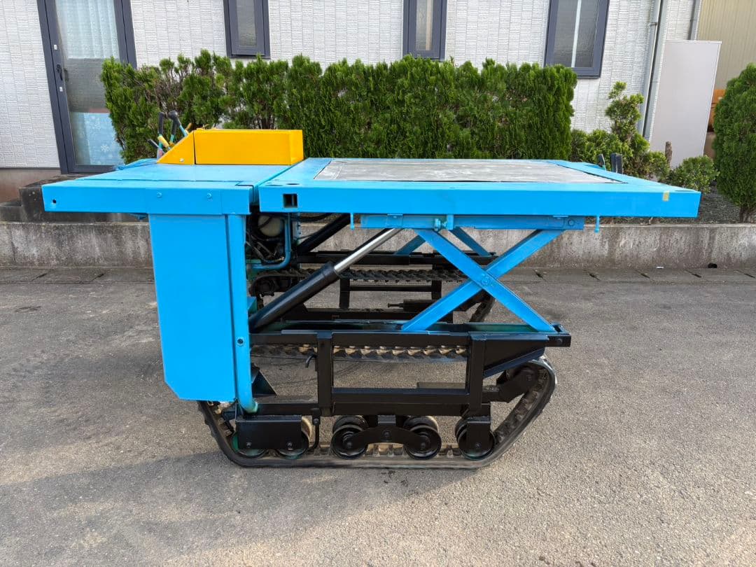 筑水キャニコムCV60テイブルランド高床式クローラー運搬車 油圧を上げ下げする