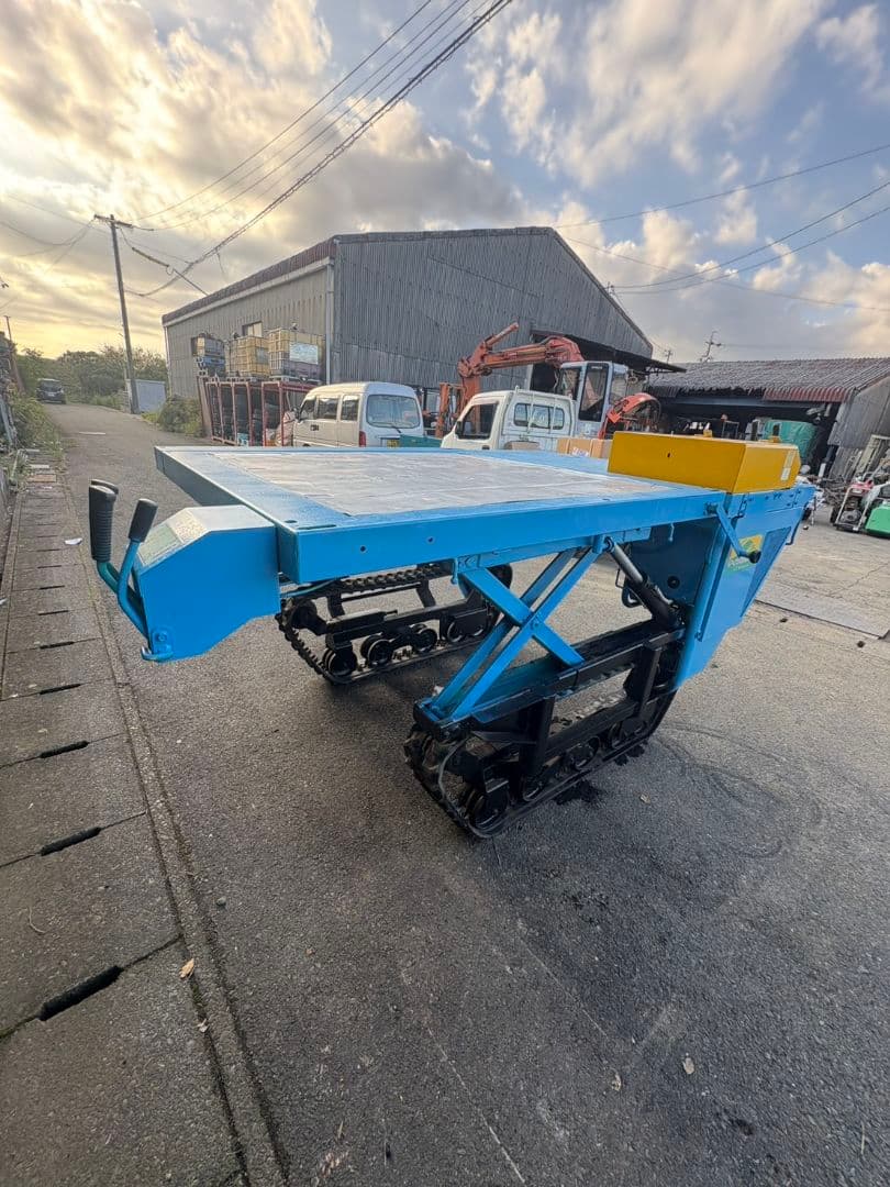 筑水キャニコムCV60テイブルランド高床式クローラー運搬車 油圧を上げ下げする