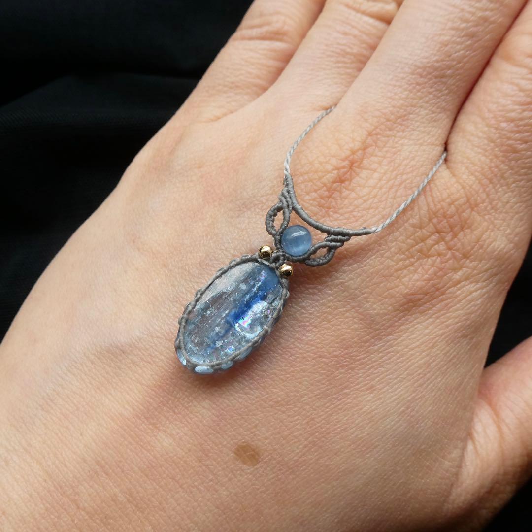 バイカラーカイヤナイトのマクラメネックレス