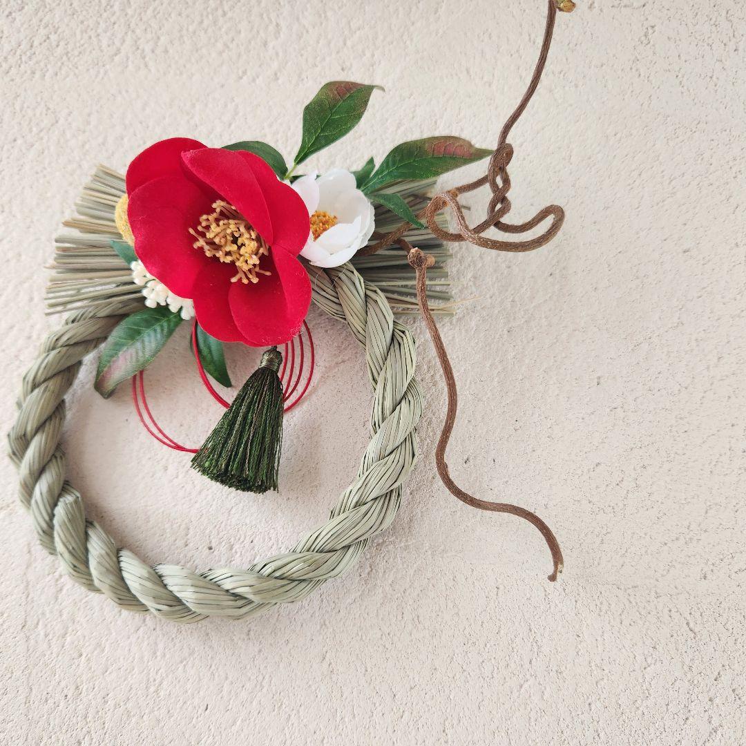 鮮やかな椿のしめ縄