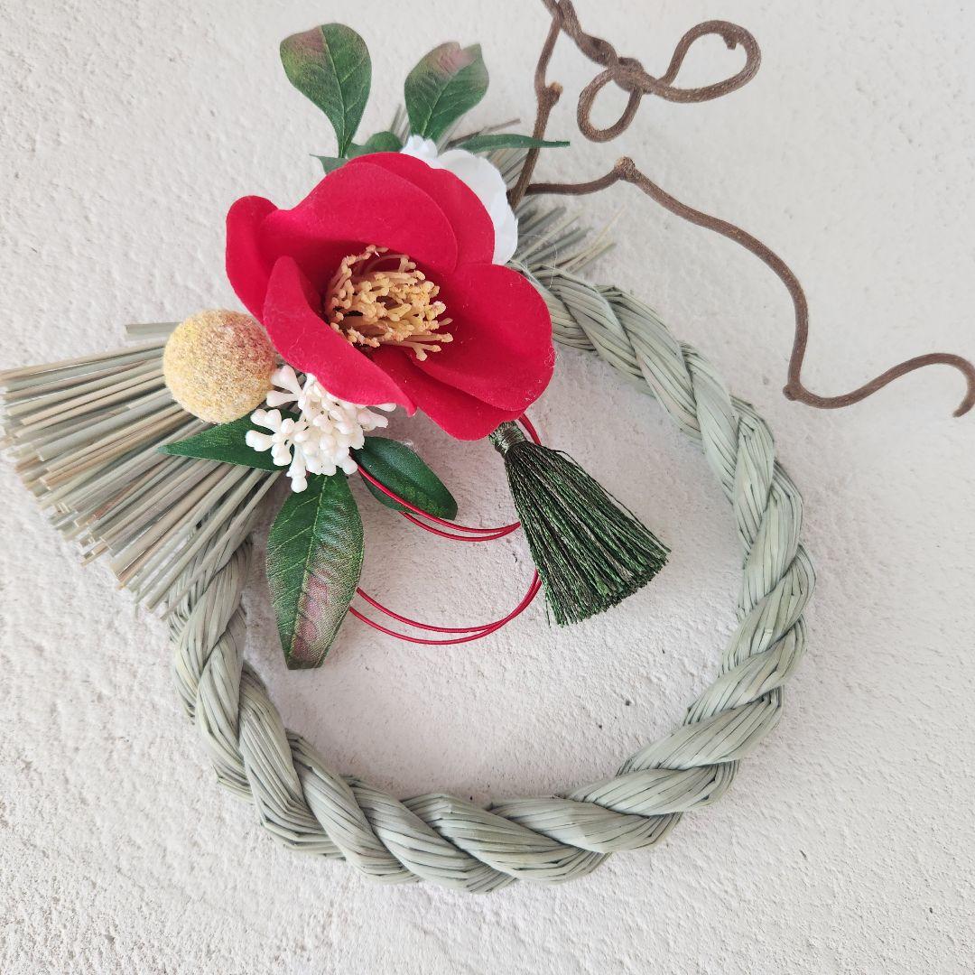 鮮やかな椿のしめ縄