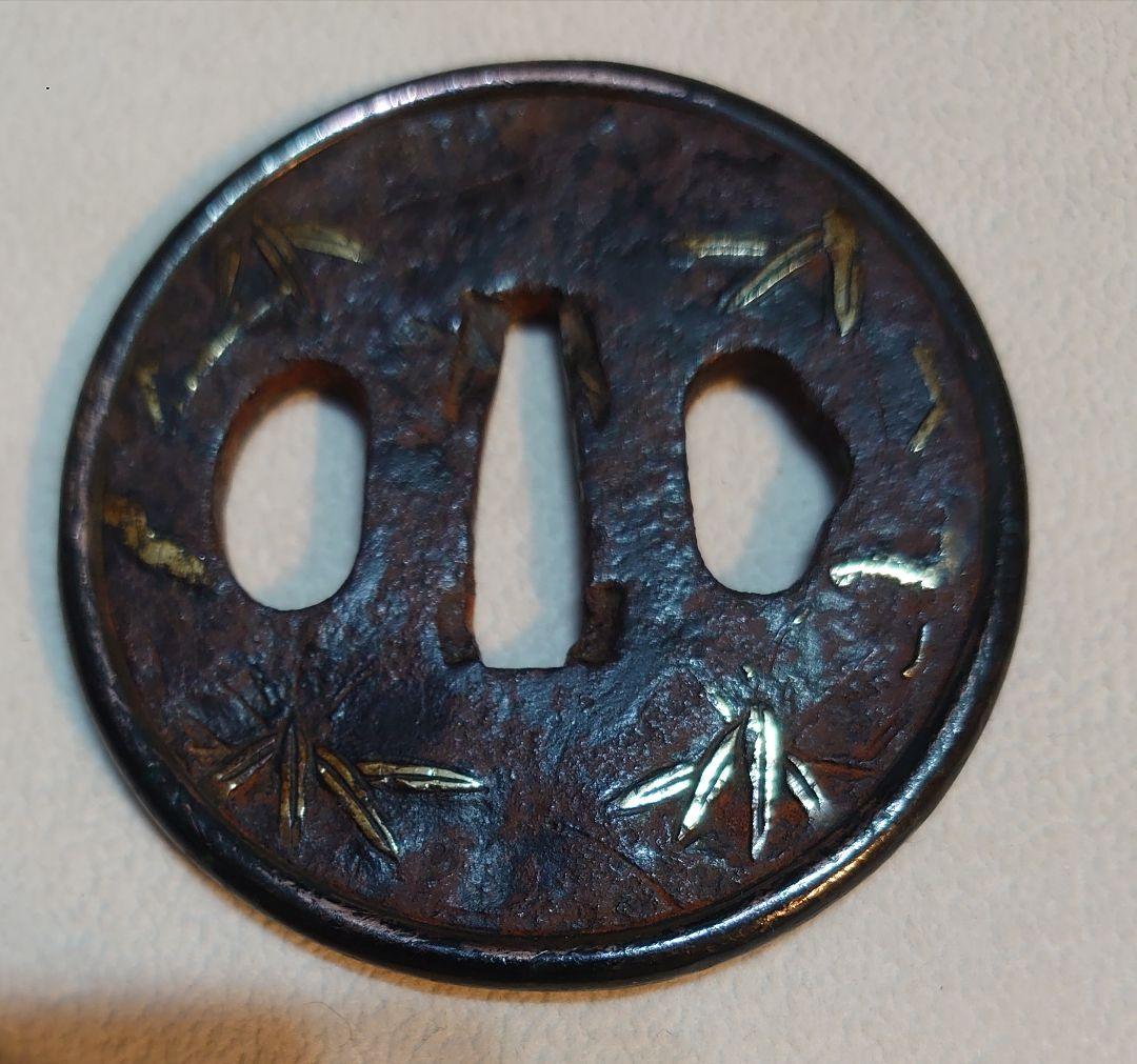 【刀装具】『銅覆輪鍍金笹図鉄地鍔』横7.4cm 縦7cm 厚さ4.1〜5.1mm
