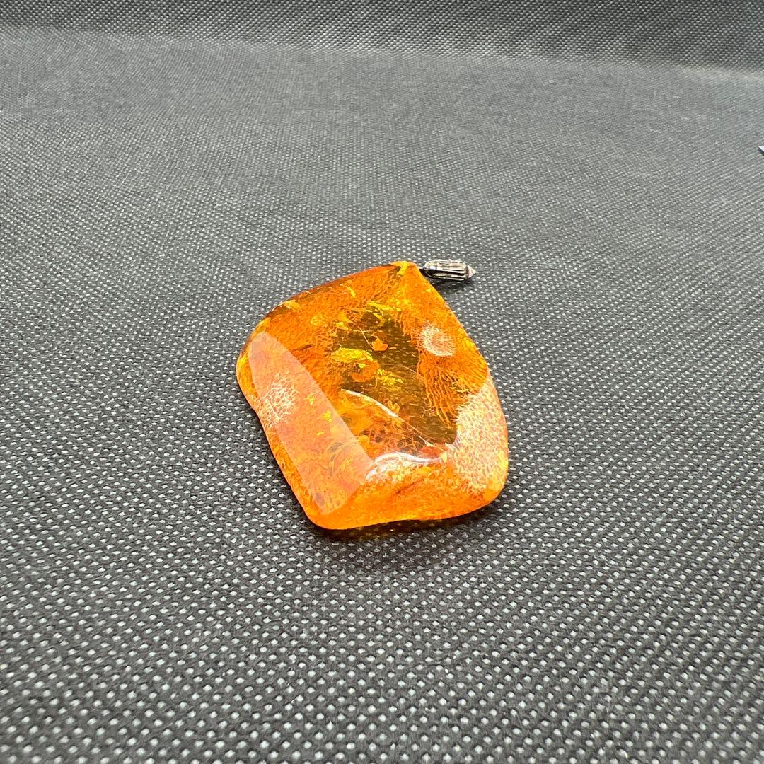 アンバー　琥珀『こはく』虫入りトップ　ペンダント本体長さ約6.5cm