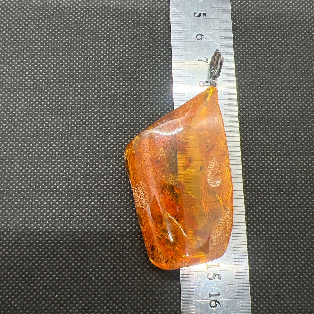 アンバー　琥珀『こはく』虫入りトップ　ペンダント本体長さ約6.5cm