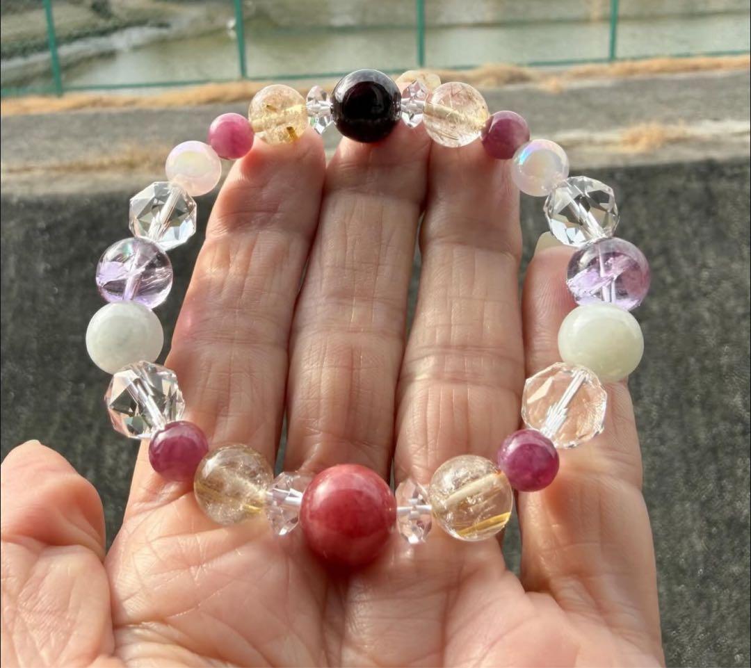 ピンクベースの【人気運、恋愛運、健康運、金運アップ】デザインブレス