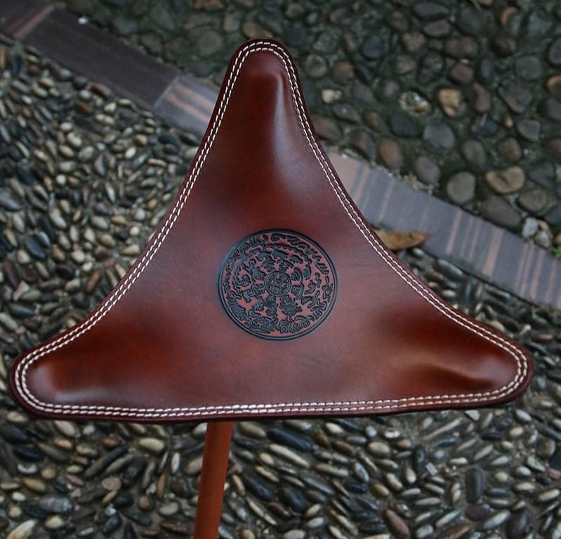 希少 レザースツール 椅子 牛革 唐草 カービング キャンプ アウトドア