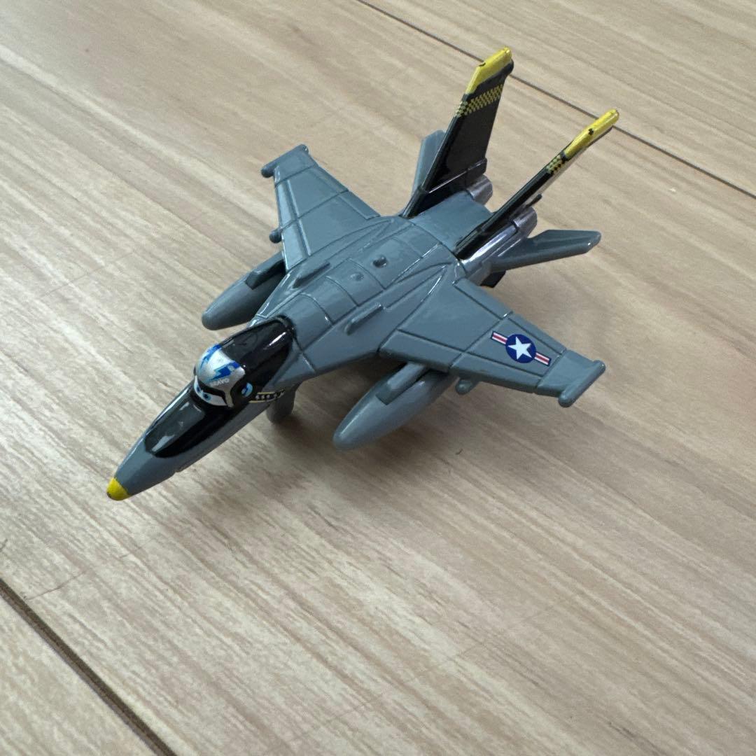 トミカ プレーンズ 航空母艦・飛行機6機・ヘリコプター2機セット