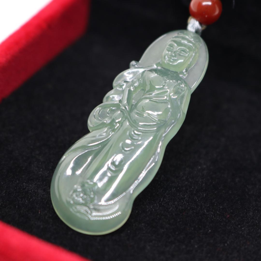 美しく微笑む観音菩薩　ミャンマー天然 A貨翡翠 ペンダントヘッドお守り　ご縁