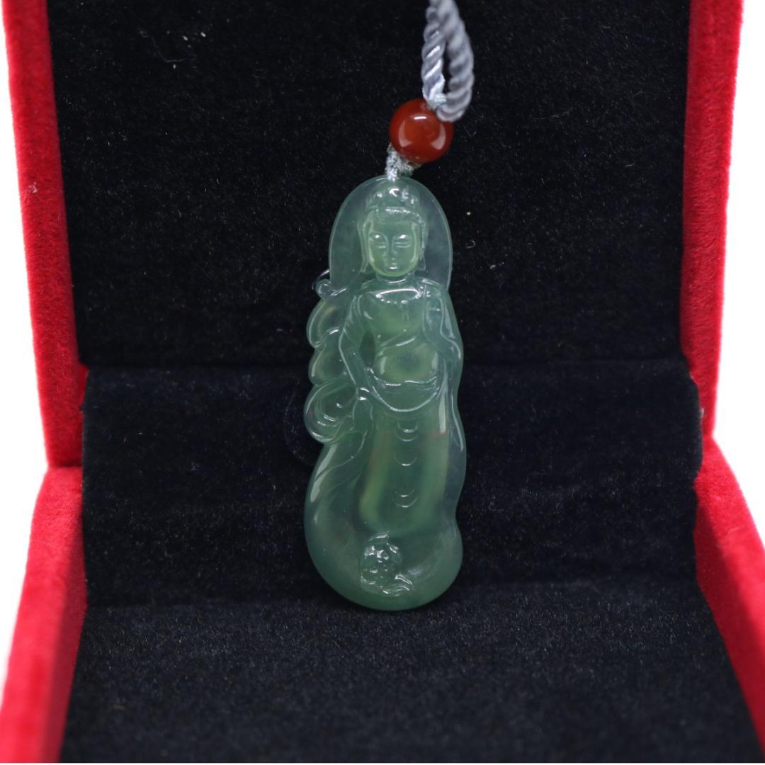 美しく微笑む観音菩薩　ミャンマー天然 A貨翡翠 ペンダントヘッドお守り　ご縁
