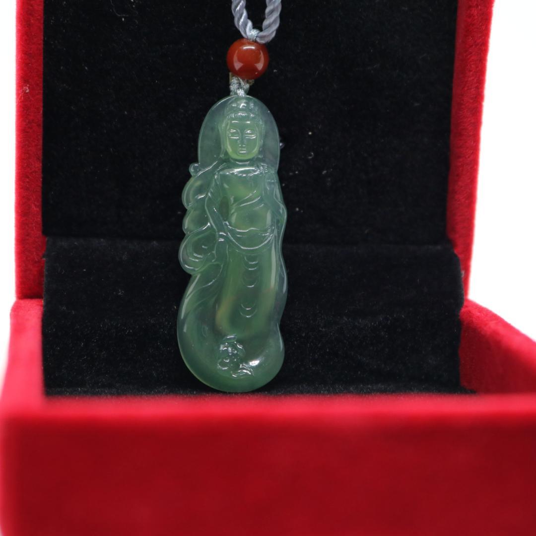 美しく微笑む観音菩薩　ミャンマー天然 A貨翡翠 ペンダントヘッドお守り　ご縁