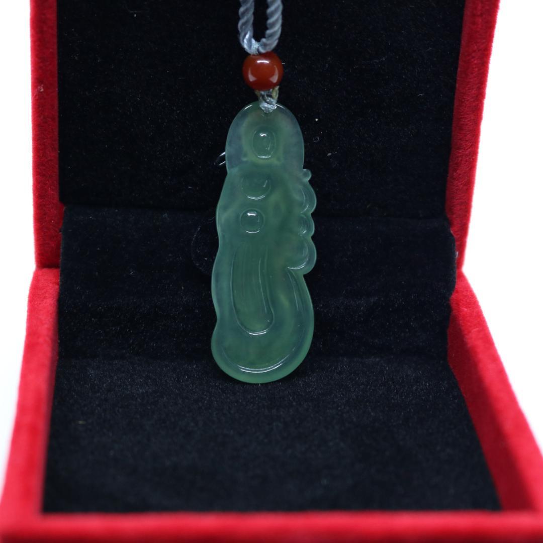 美しく微笑む観音菩薩　ミャンマー天然 A貨翡翠 ペンダントヘッドお守り　ご縁