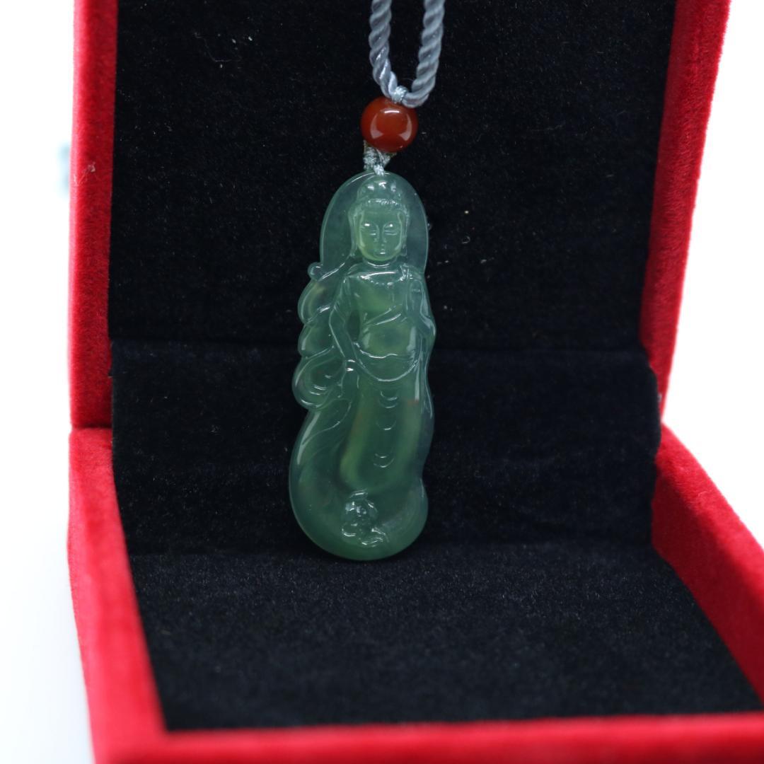 美しく微笑む観音菩薩　ミャンマー天然 A貨翡翠 ペンダントヘッドお守り　ご縁