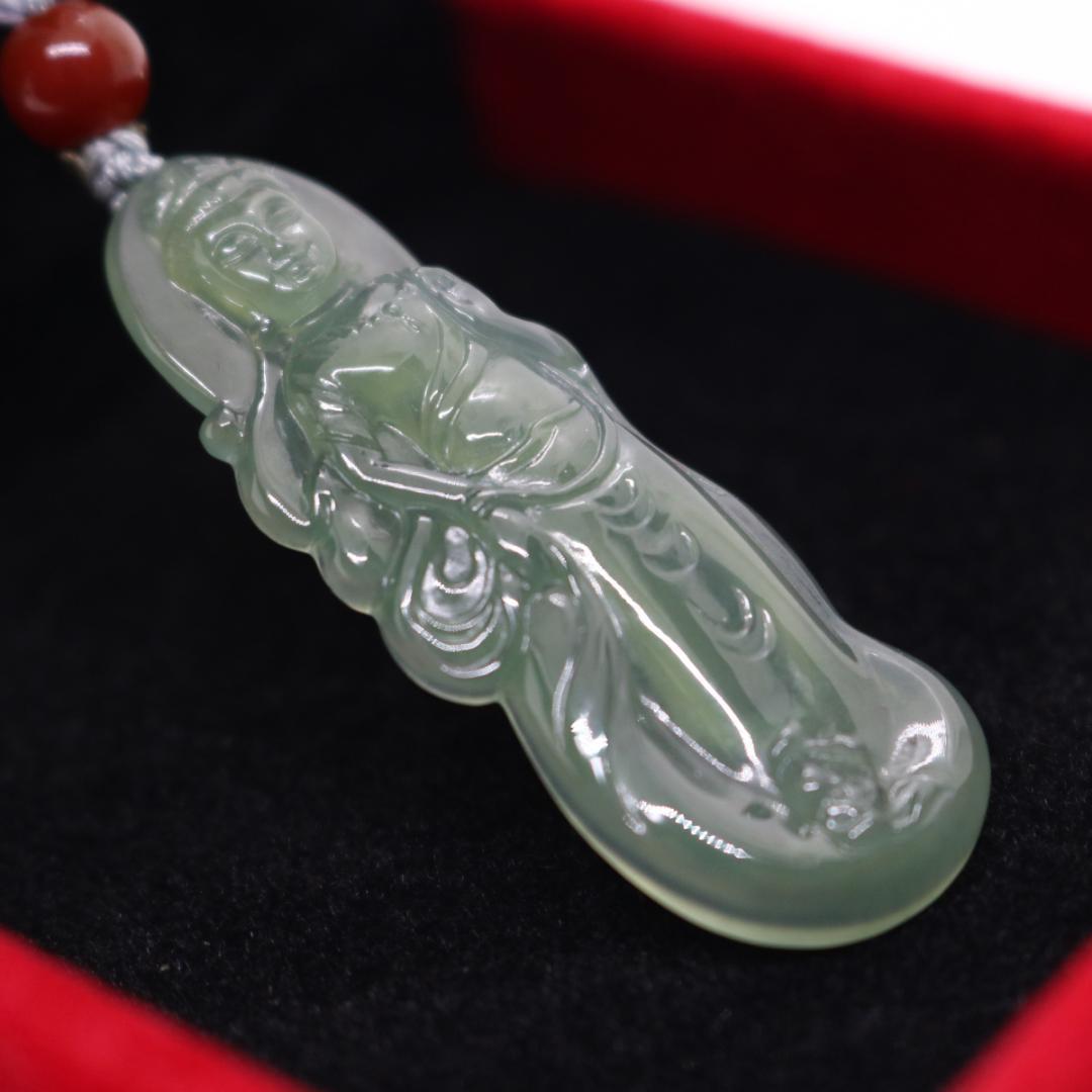 美しく微笑む観音菩薩　ミャンマー天然 A貨翡翠 ペンダントヘッドお守り　ご縁
