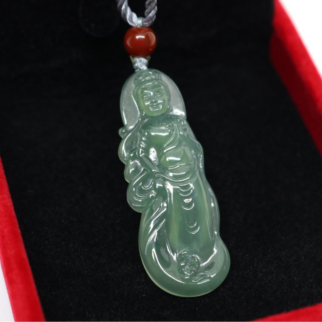 美しく微笑む観音菩薩　ミャンマー天然 A貨翡翠 ペンダントヘッドお守り　ご縁