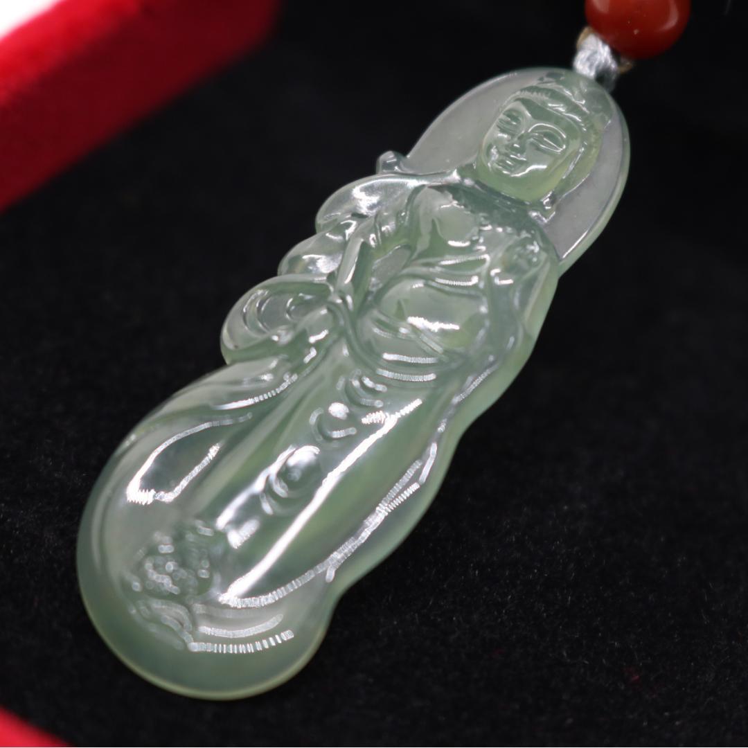 美しく微笑む観音菩薩　ミャンマー天然 A貨翡翠 ペンダントヘッドお守り　ご縁
