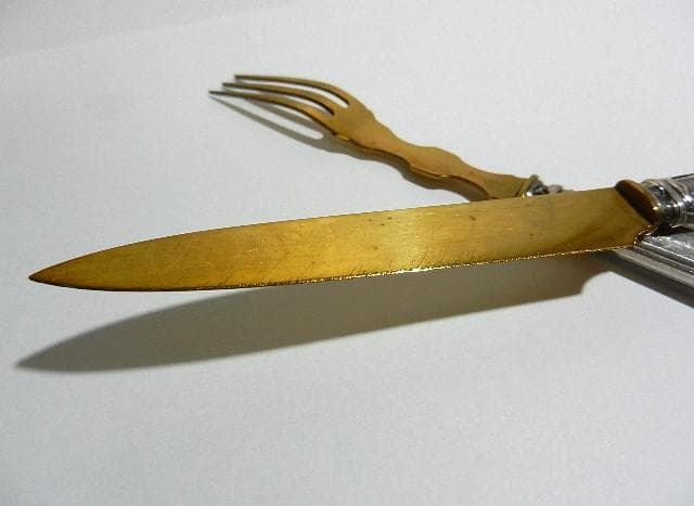 銀の持ち手に美しい黄銅のナイフとフォーク（デザート、オードブル用）